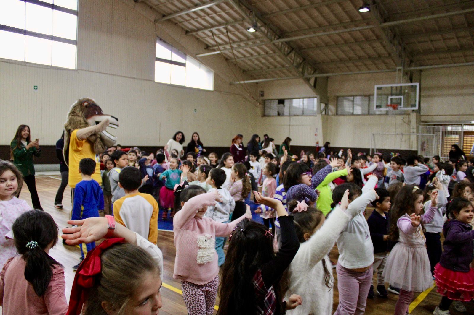 Windsor School celebra el día de la niñez con música, baile y alegría.