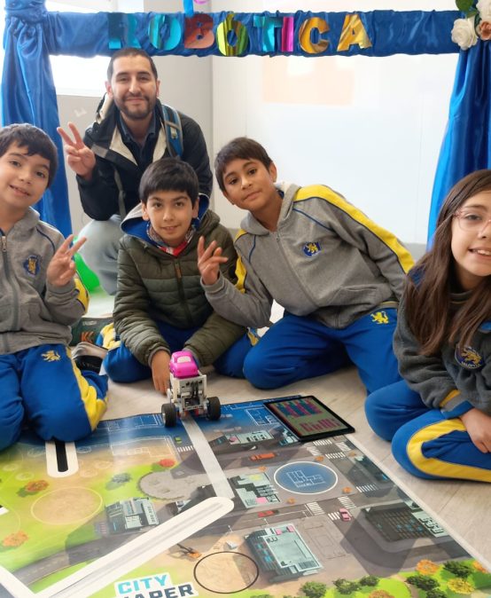 Estudiantes participan en encuentro interescolar de robótica
