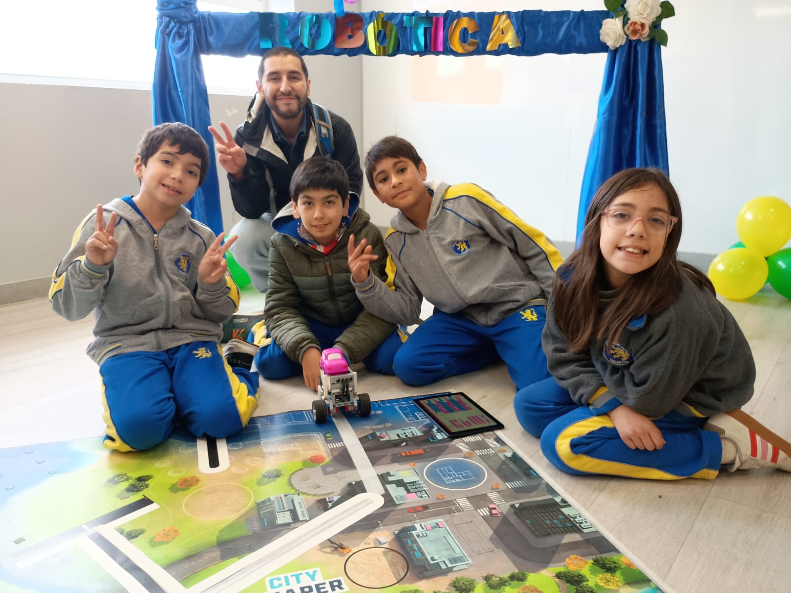 Estudiantes participan en encuentro interescolar de robótica