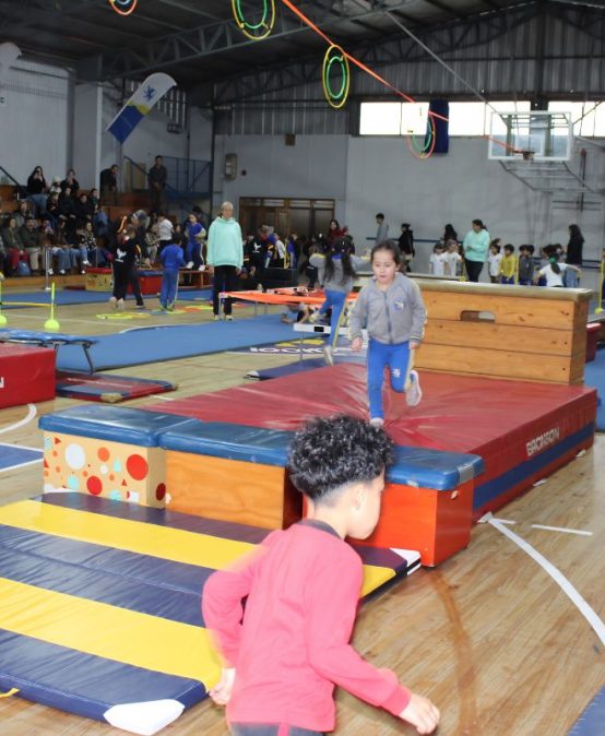 XIX Encuentro «Jugando al Atletismo» reunió a estudiantes de primero básico