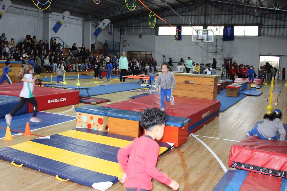 XIX Encuentro «Jugando al Atletismo» reunió a estudiantes de primero básico XIX Encuentro «Jugando al Atletismo» reunió a estudiantes de primero básico