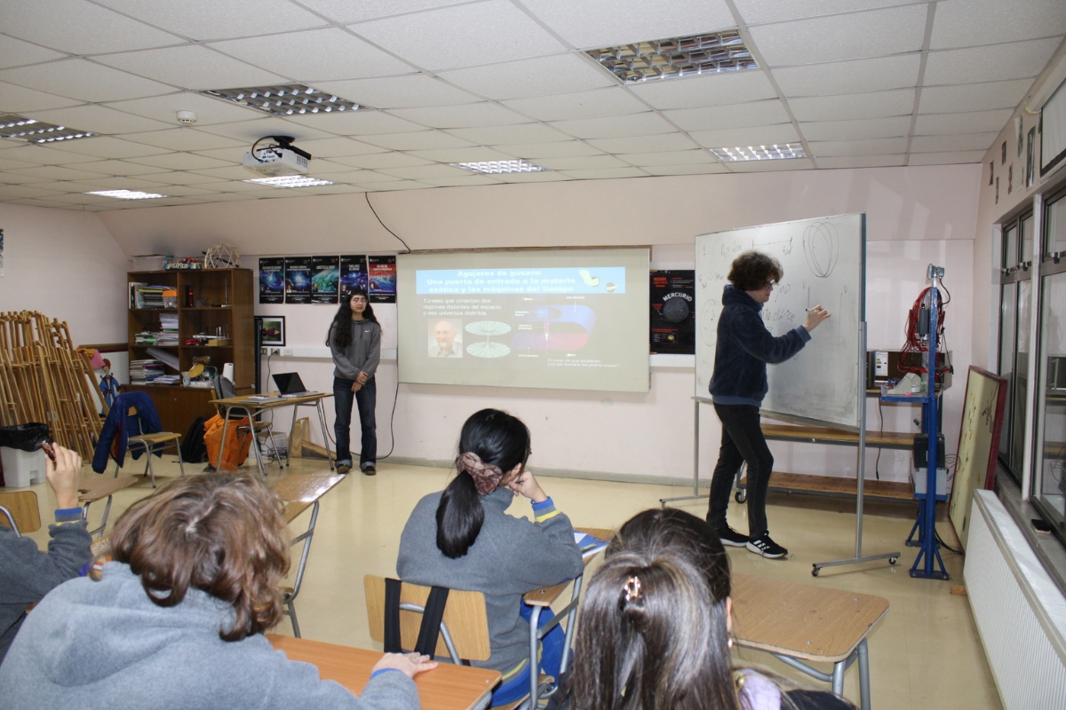 Windsorinos conocieron la vida universitaria a través de charlas de futuros físicos Windsorinos conocieron la vida universitaria a través de charlas de futuros físicos