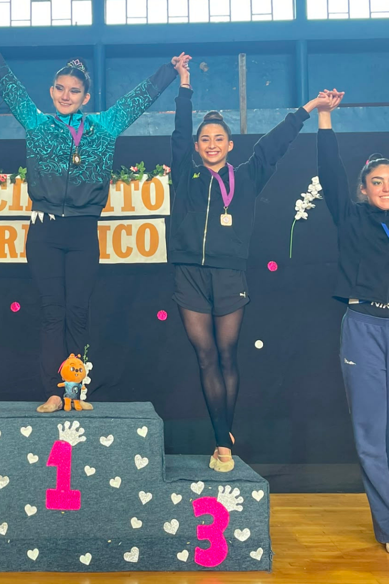 Nicol Castillo 3° lugar senior C implementó aro