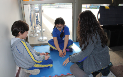 Estudiantes participan como “Monitores de Juego” para promover la inclusión y el buen trato durante los recreos