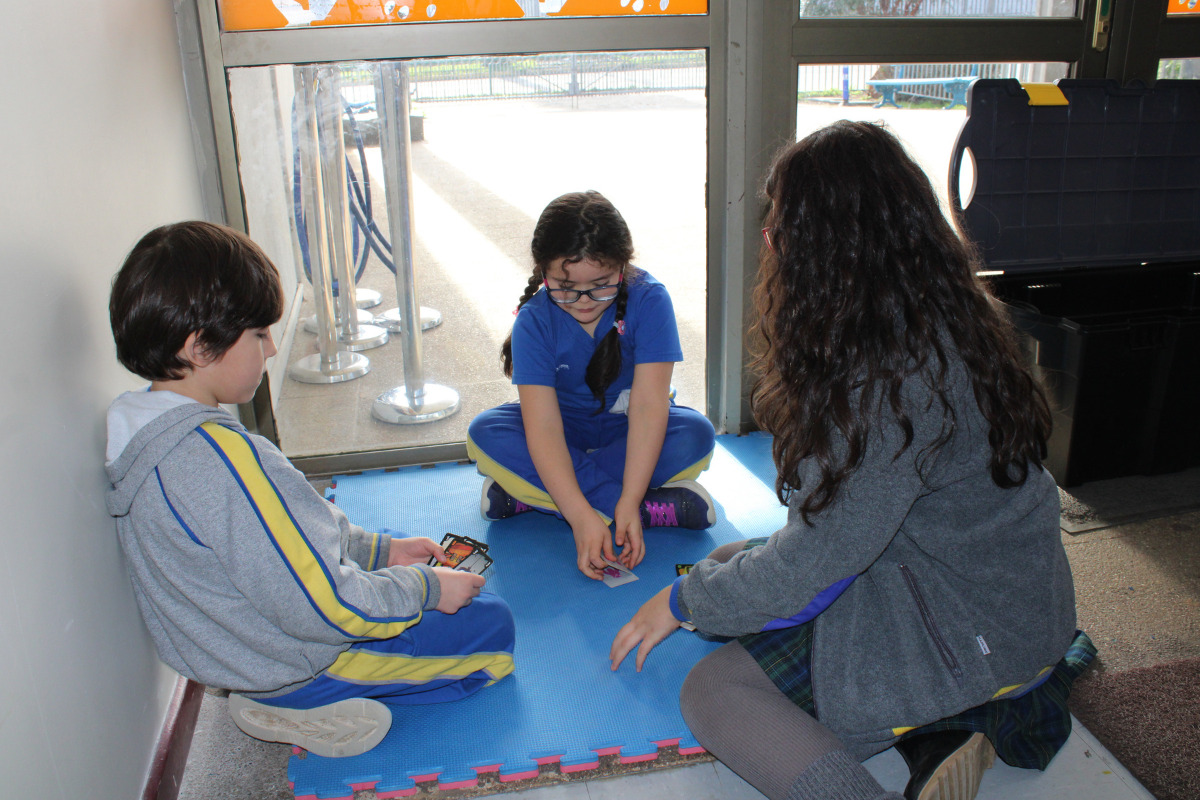 Estudiantes participan como “Monitores de Juego” para promover la inclusión y el buen trato durante los recreos Estudiantes participan como “Monitores de Juego” para promover la inclusión y el buen trato durante los recreos
